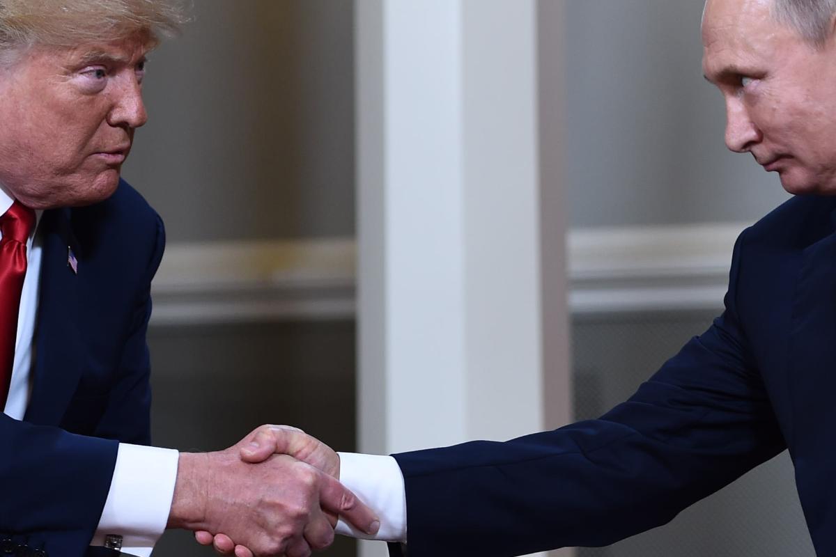 Aperto de mão entre o presidente dos EUA, Donald Trump, e o presidente da Rússia, Vladimir Putin, no início da cúpula de Helsinque, na Finlândia | BRENDAN SMIALOWSKIAFP
