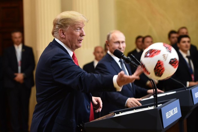 Trump brinca com bola de futebol que ganhou do presidente russo, Vladimir Putin | BRENDAN SMIALOWSKI/AFP