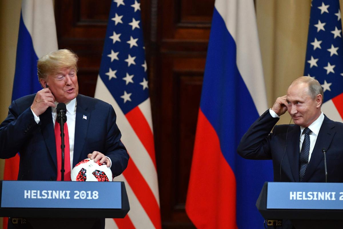 Presidentes Donald Trump, dos EUA, e Vladimir Putin, da Rússia, sorriem durante entrevista coletiva, após a cúpula de Helsinque | YURI KADOBNOV/AFP
