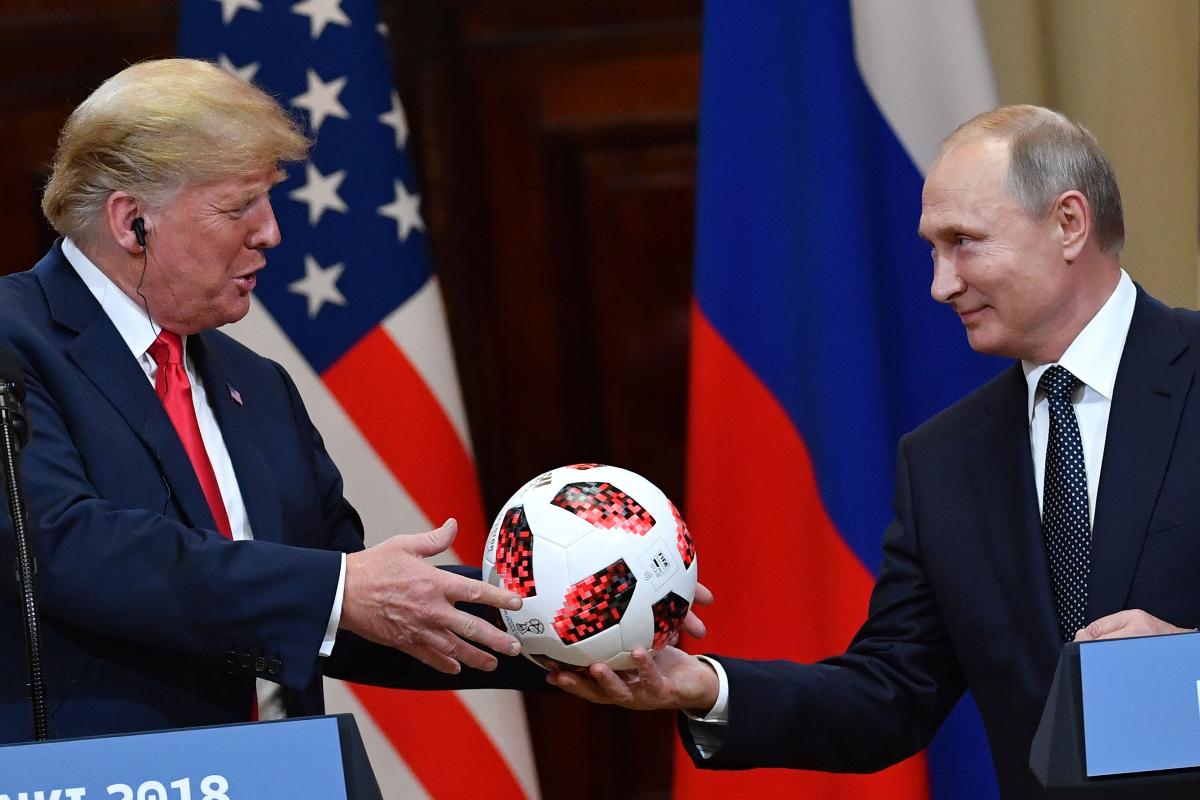 Putin deu uma bola de futebol para Trump, que veio acompanhada das palavras “agora a bola está na sua quadra”, uma expressão em inglês que indica que uma situação depende dos atos daquela pessoa | YURI KADOBNOVAFP