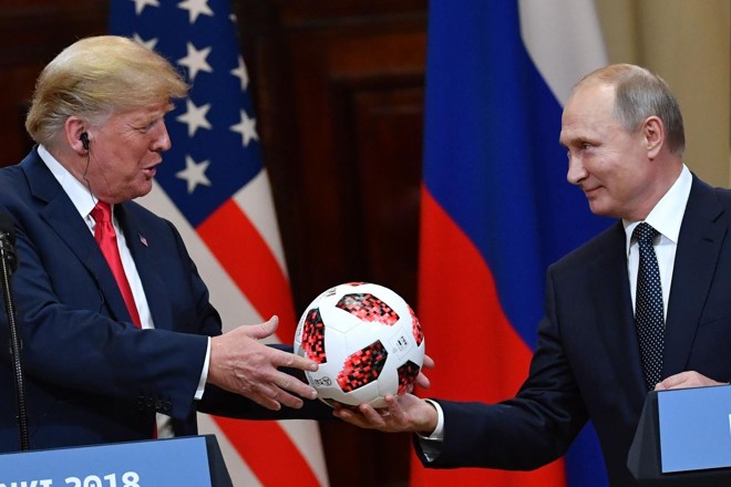 Putin deu uma bola de futebol para Trump, que veio acompanhada das palavras “agora a bola está na sua quadra”, uma expressão em inglês que indica que uma situação depende dos atos daquela pessoa | YURI KADOBNOVAFP