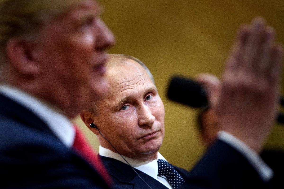 Presidente Vladimir Putin, da Rússia, escuta o presidente americano Donald Trump falar durante coletiva à imprensa, após a cúpula de Helsinque, na Finlândia | BRENDAN SMIALOWSKI/AFP
