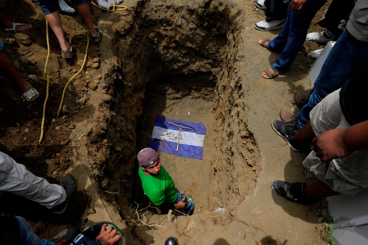 Parentes e amigos de Gerald Velazquez, uma das 280 vítimas da repressão na Nicarágua, aguardam pelo seu caixão | INTI OCON/AFP