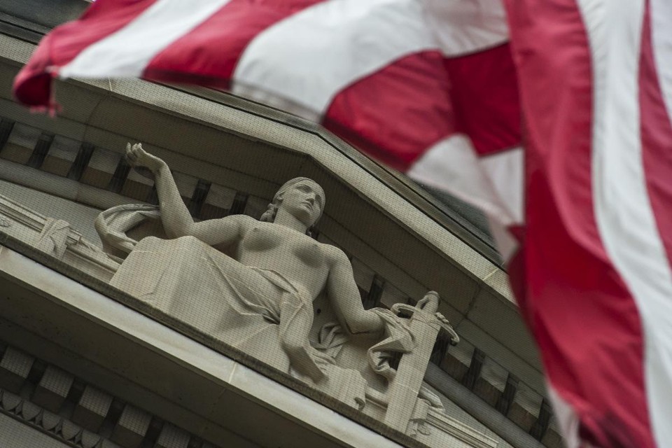 Fachada do Departamento de Justiça, em Washington. Órgão informou que agente russa atuou sob ordens de uma alta autoridade russa que trabalha no Banco Central do país | ANDREW CABALLERO-REYNOLDS/AFP