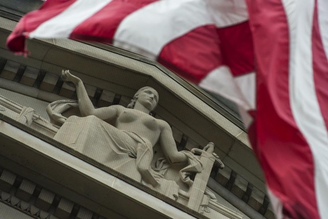 Fachada do Departamento de Justiça, em Washington. Órgão informou que agente russa atuou sob ordens de uma alta autoridade russa que trabalha no Banco Central do país | ANDREW CABALLERO-REYNOLDS/AFP