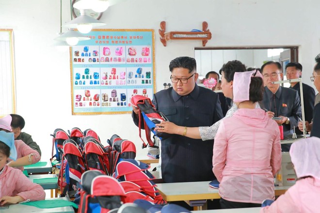 Esta imagem sem data, divulgada pela Agência Coreana Central de Notícias da Coréia do Norte em 17 de julho, mostra o ditador norte-coreano Kim Jong-un inspecionando uma fábrica na província de North Hamgyong | KCNA VIA KNSAFP