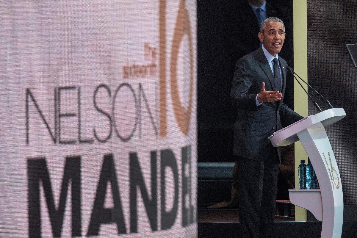 Ex-presidente dos EUA, Barack Obama, discursou nesta terça-feira (17) em comemoração ao centenário de Nelson Mandela, em Joanesburgo | GIANLUIGI GUERCIAAFP