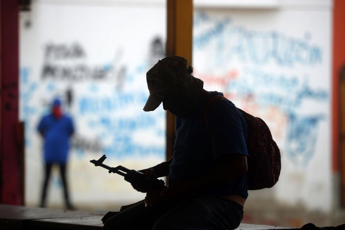 Paramilitar nicaraguense manuseia sua arma | MARVIN RECINOS/AFP