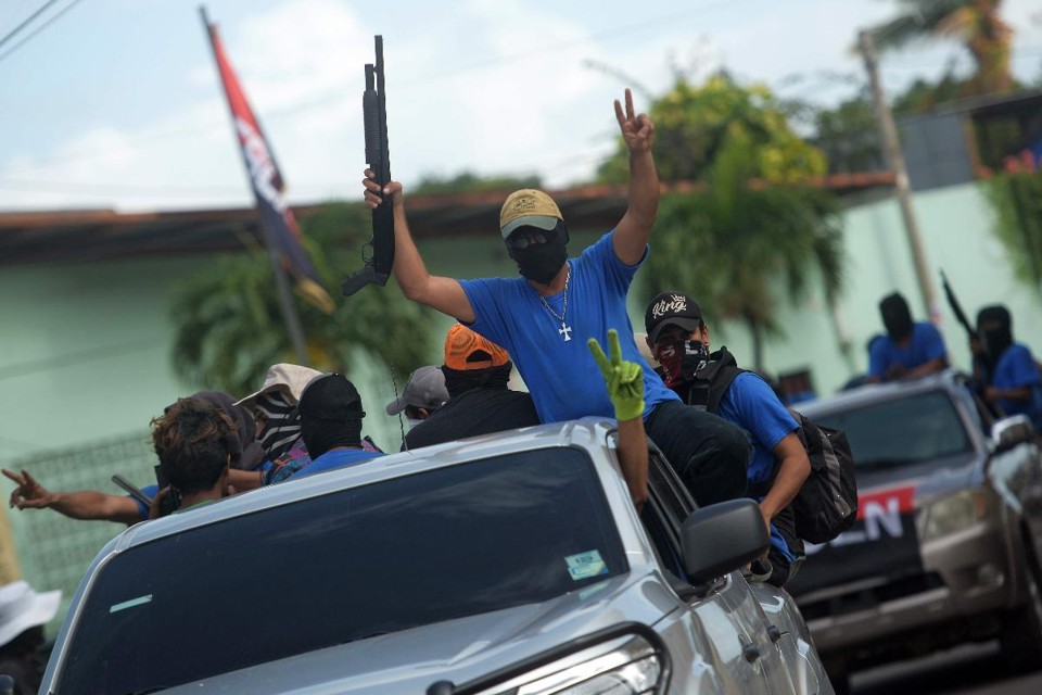 Paramilitares, que apoiam Ortega, dominaram o bairro de Monimbo, em Masaya, um dos principais bastiões da oposição | MARVIN RECINOSAFP