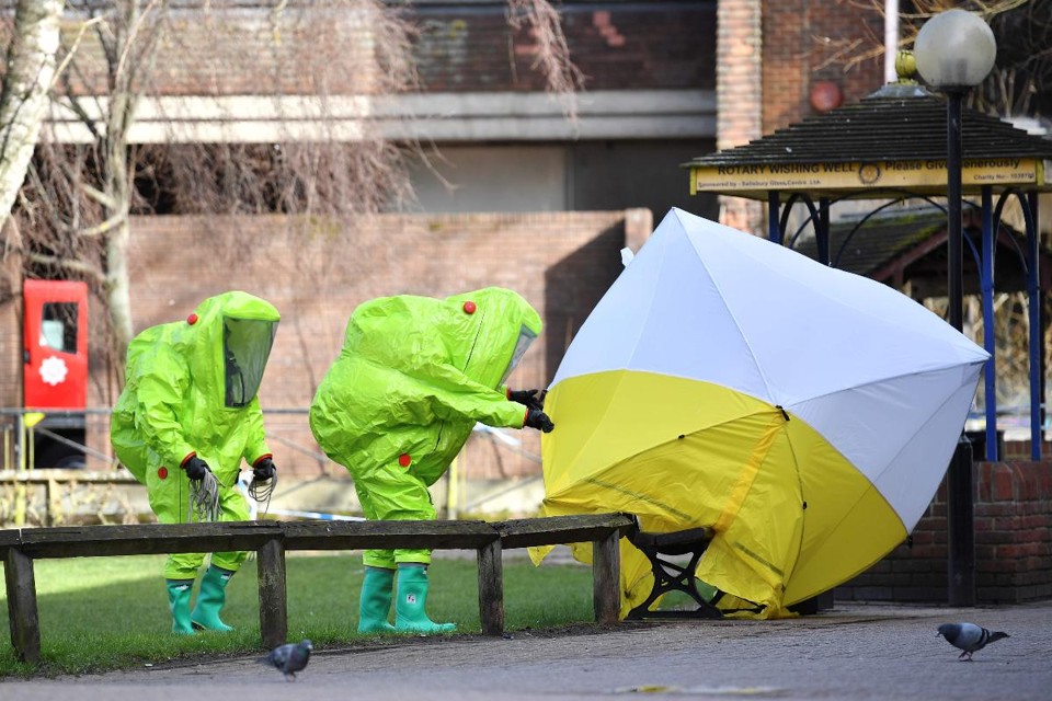 Membros dos serviços de emergência, em roupas de proteção contra risco biológico, averiguam o local onde o ex-espião russo Sergei Skripal e sua filha Yulia foram encontrados, em 4 de março, em Salisbury, Inglaterra | BEN STANSALLAFP