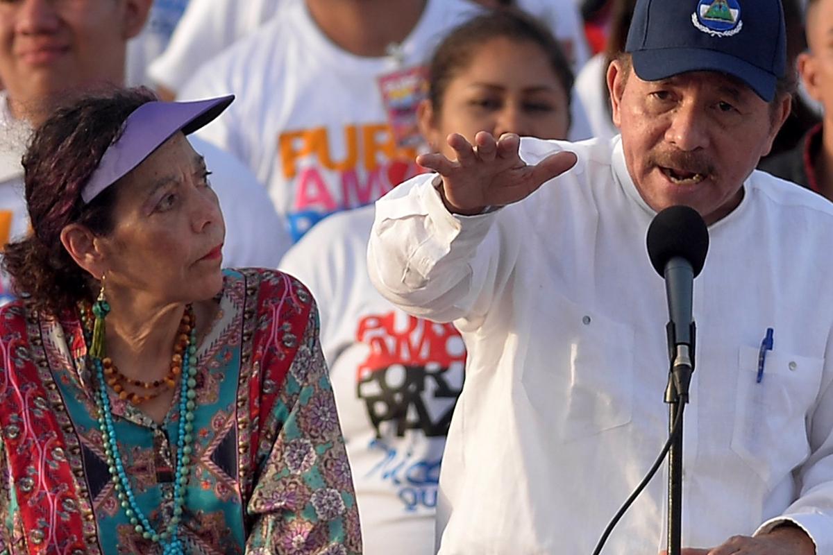 Daniel Ortega discursa ao lado de sua mulher, Rosario Murillo, vice-presidente da Nicarágua, durante as comemorações dos 39 anos da Revolução Sandinista | MARVIN RECINOS/AFP