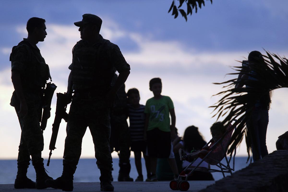 Soldados mexicanos patrulham a orla da cidade de Puerto Vallarta, onde acontece cúpula dos países do Mercosul e da Aliança do Pacífico | ULISES RUIZ/AFP