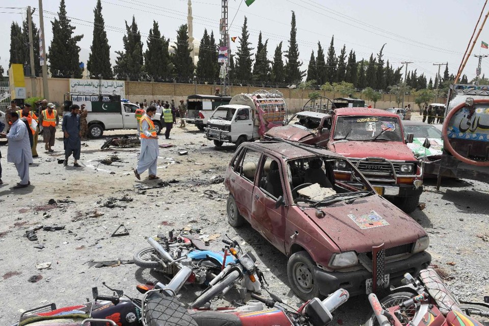 Uma bomba explodiu perto de um dos locais de votação na cidade de Quetta, no Paquistão, e matou 31 pessoas  | BANARAS KHAN/AFP