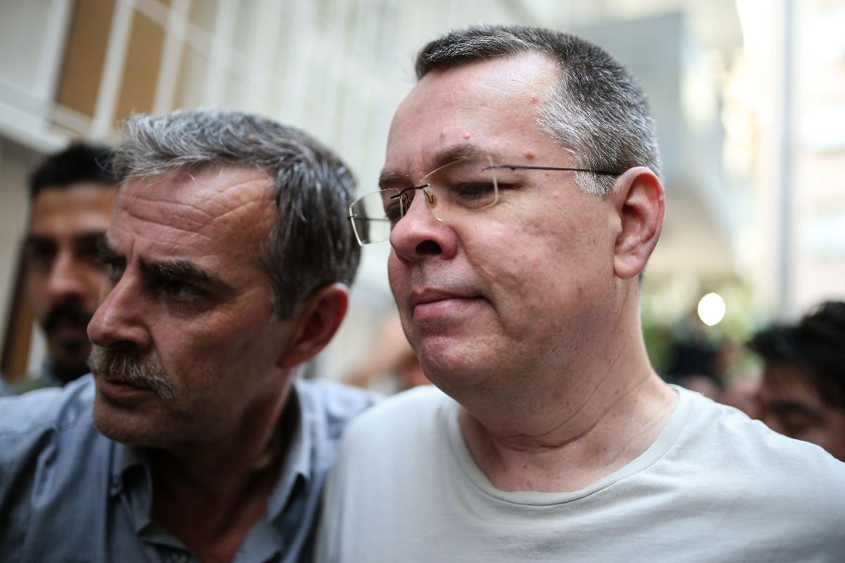 Pastor Andrew Brunson, acusado de terrorismo, foi colocado em prisão domiciliar na Turquia | -AFP