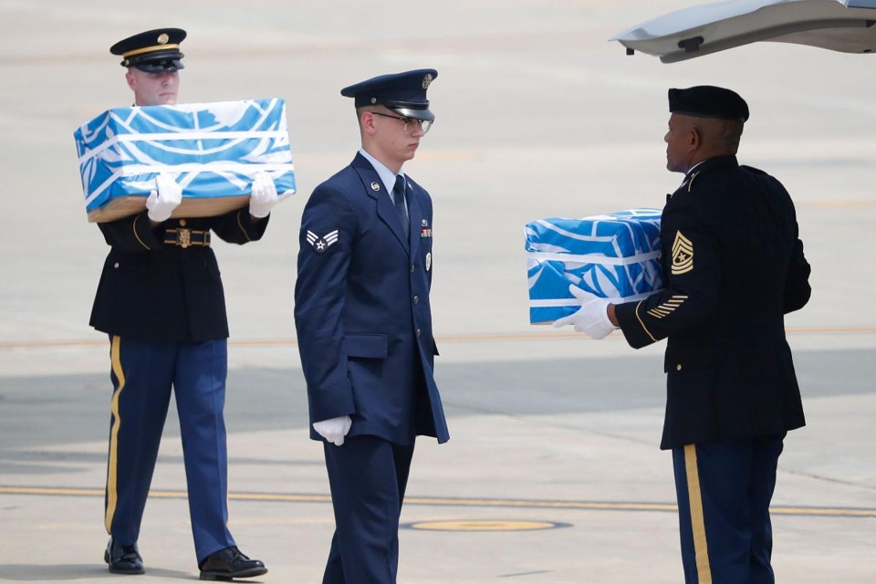 Soldados carregam caixões contendo restos de soldados americanos mortos na Guerra da Coreia durante uma cerimônia na Base Aérea de Osan, em Pyeongtaek, em 27 de julho de 2018 | KIM HONG-JIAFP