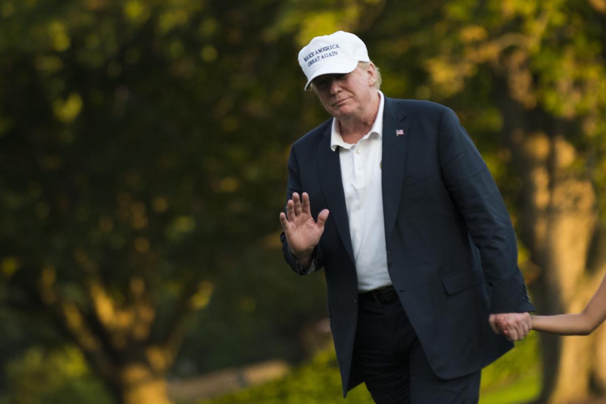 Presidente dos EUA, Donald Trump, usando o boné com a frase que foi mote de sua campanha à presidência: “Make America Great Again” | ERIC BARADATAFP