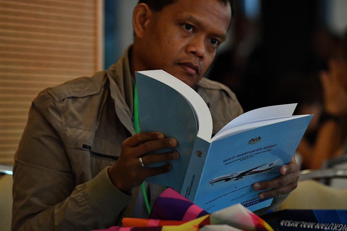 Parentes de passageiros do voo MH370 da Malaysia Airlines compareceram na coletiva da divulgação do relatório do governo nesta segunda-feira (30) | MOHD RASFANAFP