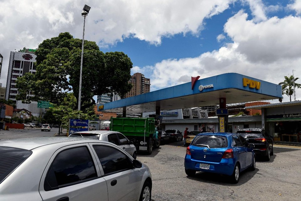 Fila de abastecimento de combustível em Caracas | FEDERICO PARRA/AFP