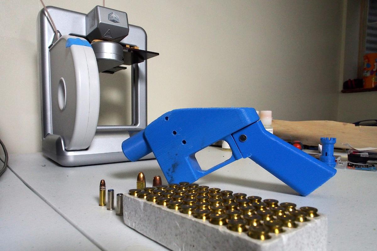 Pistola Liberator aparece perto de uma impressora 3D | ROBERT MACPHERSON/AFP