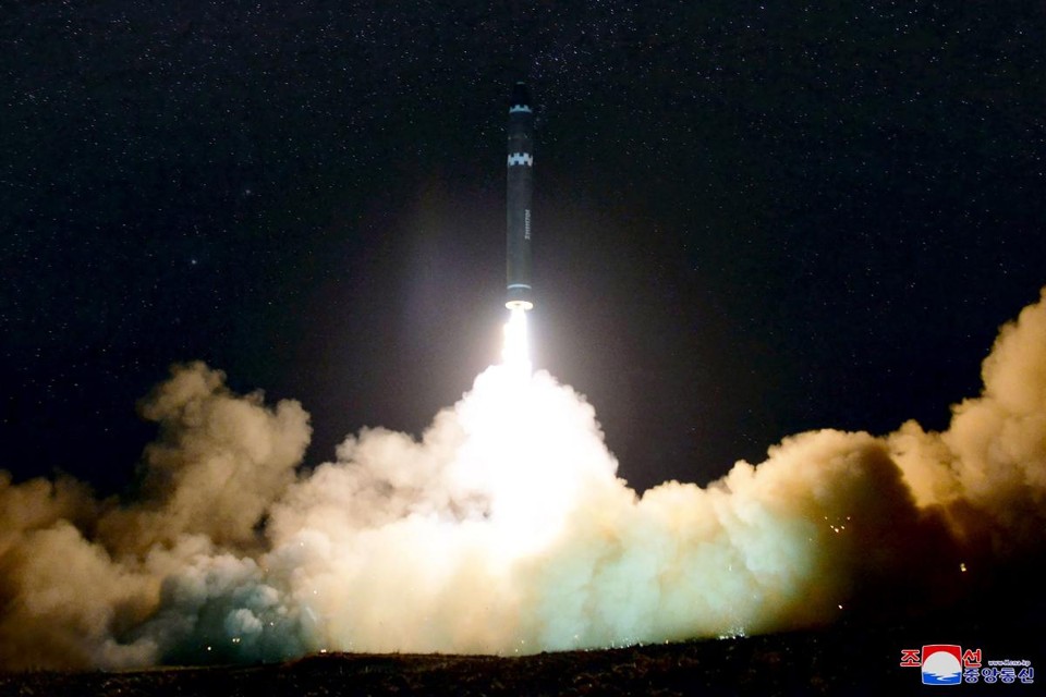 Esta foto tirada em 29 de novembro de 2017 pela Agência Coreana Central de Notícias da Coréia do Norte (KCNA) mostra o lançamento do míssil Hwasong-15, que é capaz de atingir todas as partes dos EUA | KCNA VIA KNS/AFP