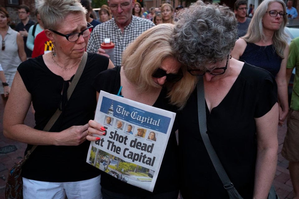 Jornal atacado a tiros nos EUA busca repórteres voluntários Amigos e familiares das vítimas do ataque ao jornal Capital Gazette, de Annapolis (EUA), marcharam pelo centro da cidade durante vigilia, em 29 de junho | Calla Kessler/The Washington Post