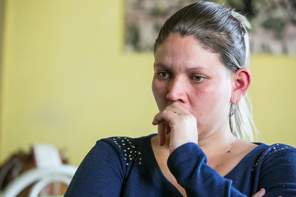 Rita de Cássia de Souza, mãe da pequena Valentina, de apenas 1 ano, que teve o corpo levado do Cemitério do Boqueirão. | Marcelo Elias/Gazeta do Povo