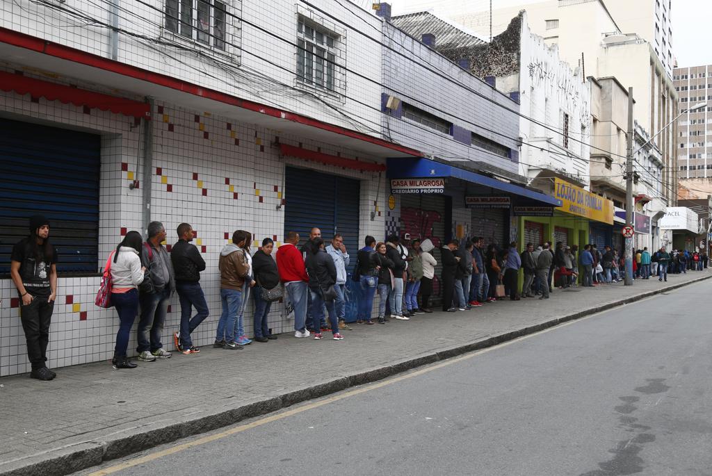 Fila de emprego na agência do Sine, em Curitiba. | Aniele Nascimento/Gazeta do Povo