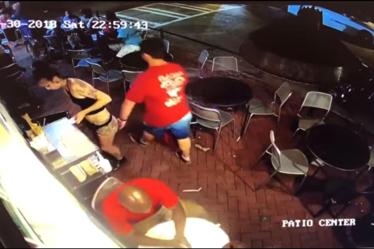 As câmeras capturaram o exato momento em que um cliente de 31 anos, policial, passou a mão na garçonete Emelia Holden | Reprodução
