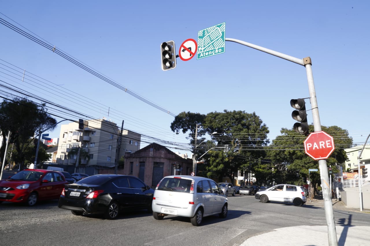 O cruzamento da Avenida dos Estados com a Rua Santa Catarina está com o semáforo desligado desde a última sexta-feira (29) | Aniele Nascimento/Gazeta do Povo