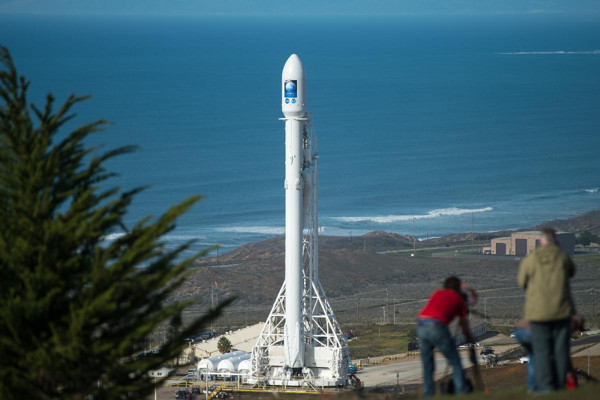 O foguete Falcon 9, da SpaceX, antes de lançamento em janeiro de 2016. | NASA/Bill Ingalls/Fotos Públicas