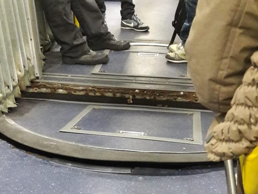 Parte do ônibus simplesmente cedeu durante a viagem nesta terça-feira. | Lohane Ferraz/Colaboração