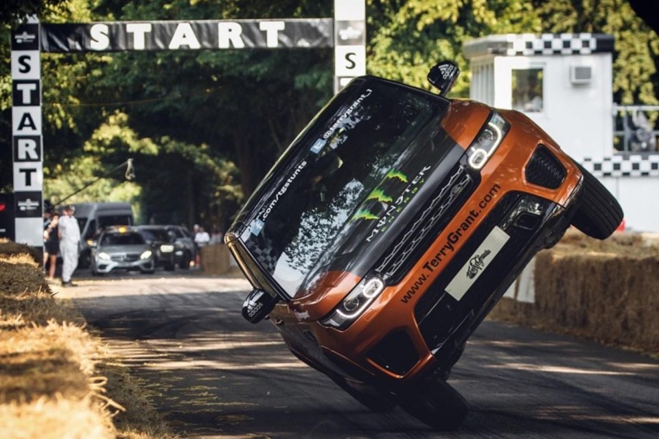 Com Range Rover, piloto bate recorde de volta mais rápida em duas rodas | Divulgação