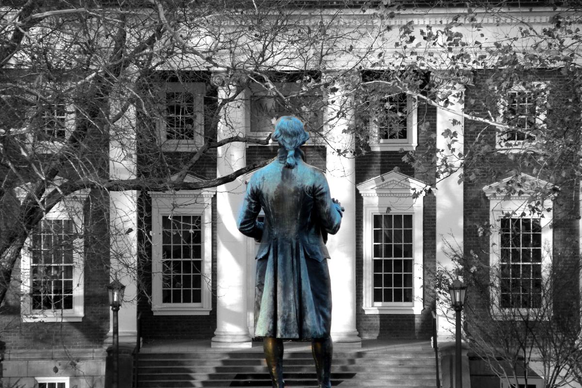 Estátua de Thomas Jefferson na Universidade da Virgínia. | Troy.