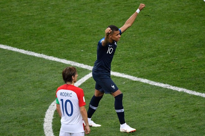 O craque Modric vê a festa da revelação Mbapee. França campeã. | ALEXANDER NEMENOV/AFP