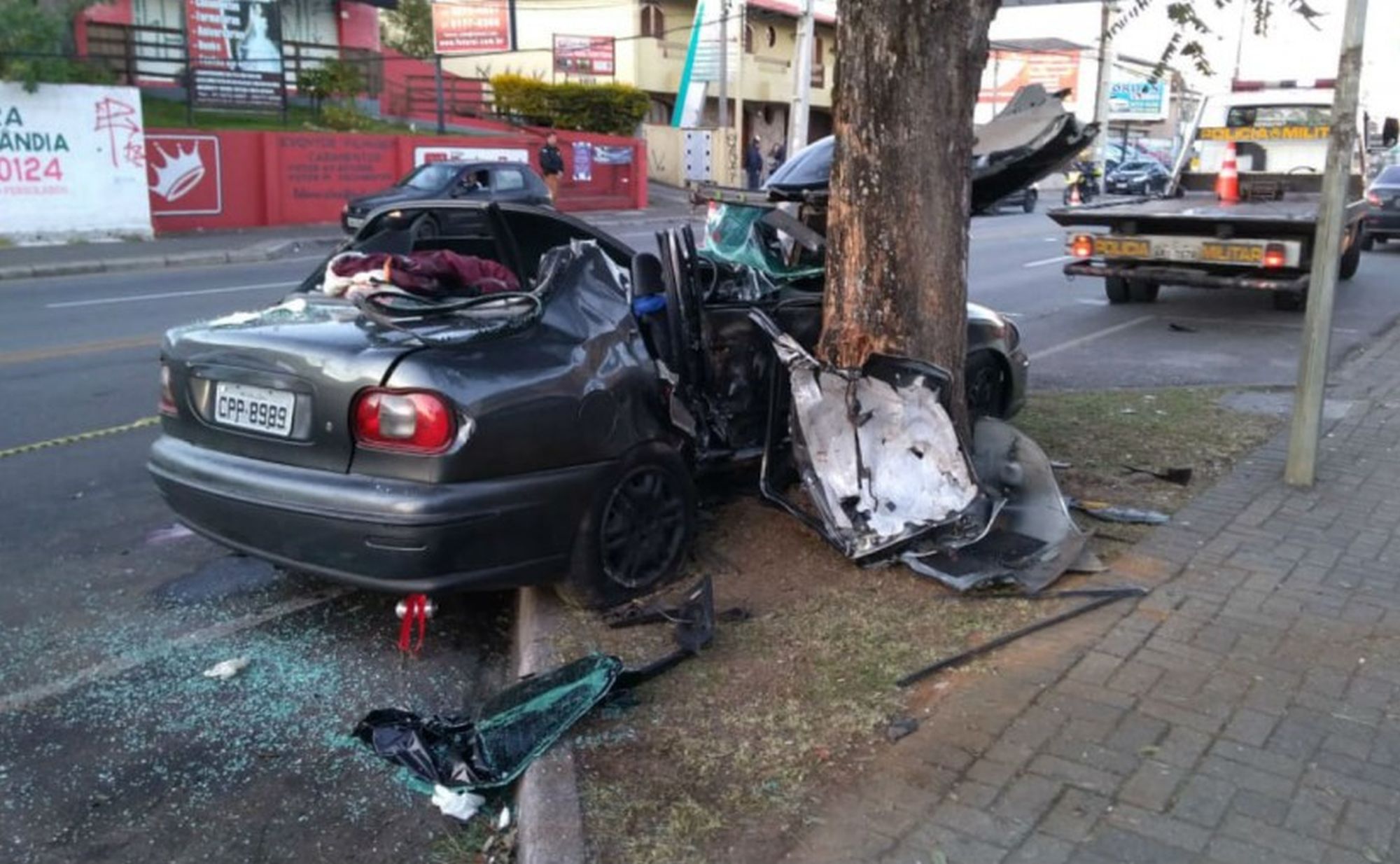 Carro, em alta velocidade, saiu da pista e só parou ao colidir contra uma árvore. | Foto: Colaboração/Alexandre Xavier