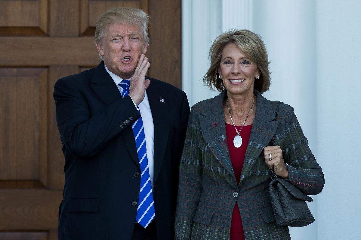 Donald Trump, presidente dos EUA, e secretária de Educação americana, Betsy DeVos | Drew Angerer/AFP