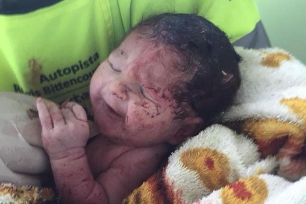 Beb}ê que nasceu após a morte da mãe na BR-116 terá o nome de Jenifer. | Arteris/