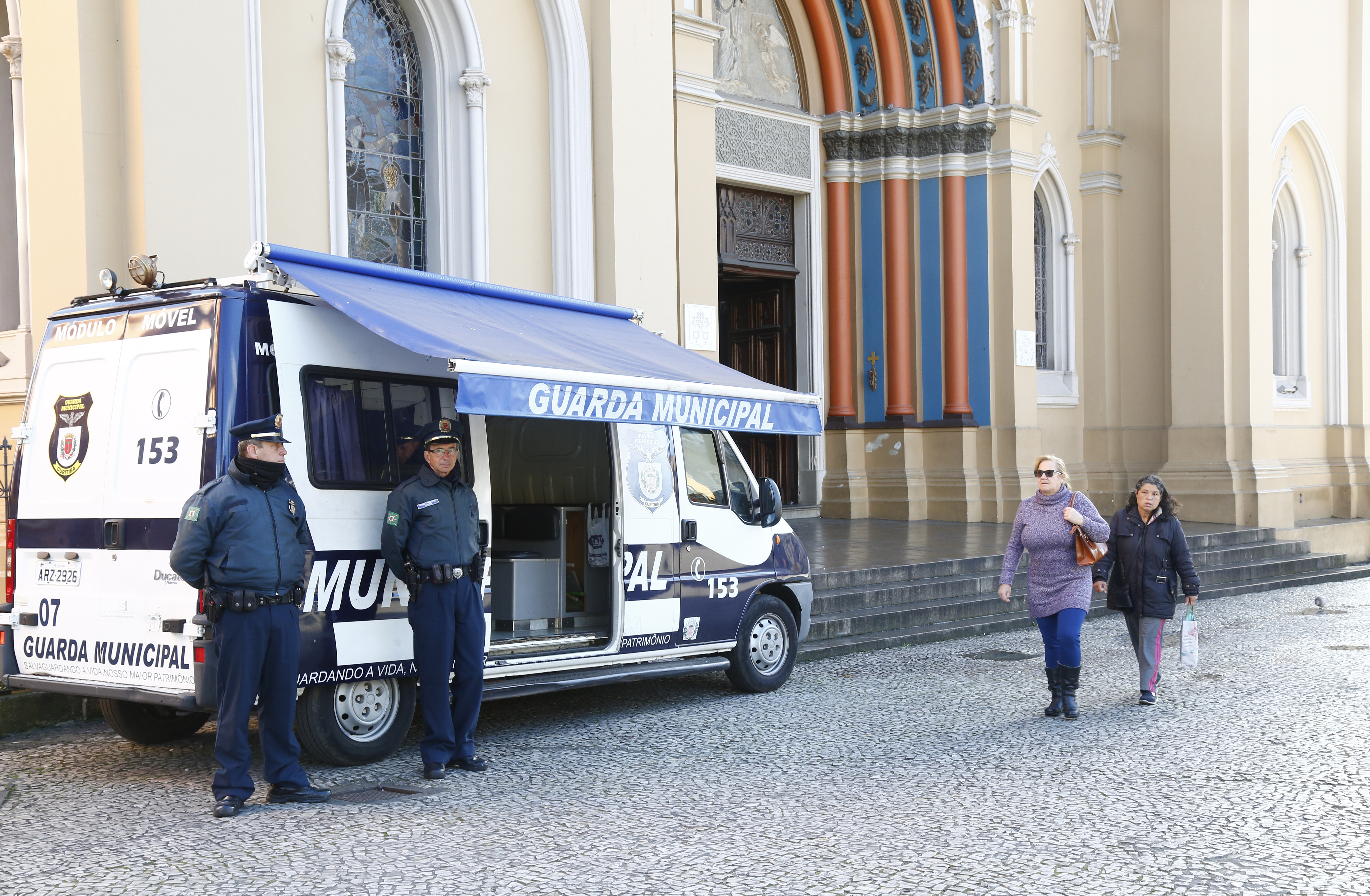 Desde o dia 5 de julho, um módulo da Guarda Municipal fica estacionado em frente à Catedral Metropolitana 24 horas por dia | Aniele Nascimento/Gazeta do Povo