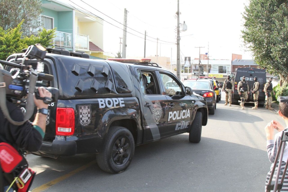 Dono da casa que virou refém também foi preso por ter arma irregular. | Gerson Klaina/ Tribuna do Paraná/