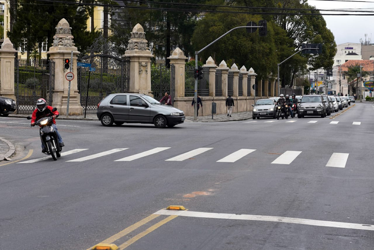 Segundo moradores e comerciantes, abusos de motociclistas são comuns na região | Henry Milleo/Gazeta do Povo