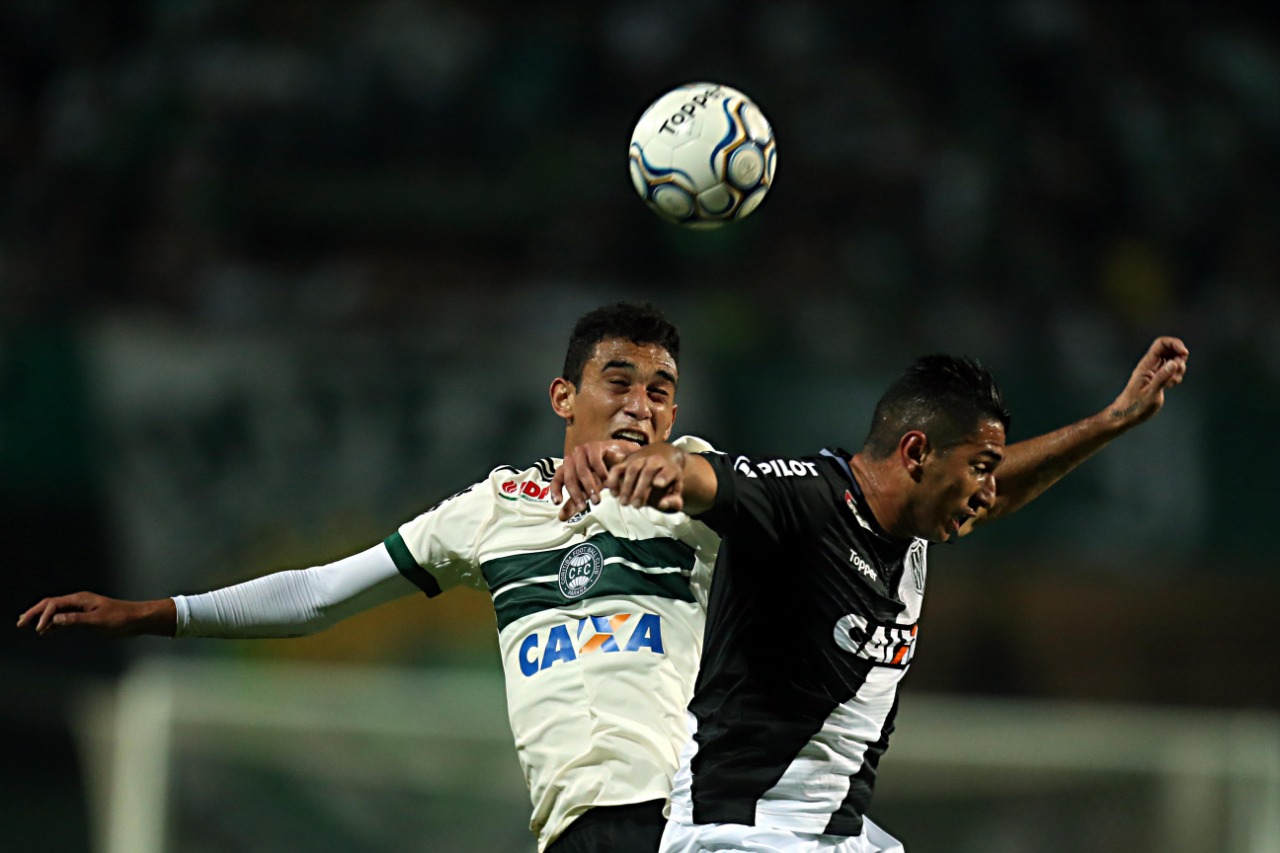 Volante Vítor Carvalho disputa bola aérea com o adversário Danilo Barcelos | Albari Rosa/Gazeta do Povo