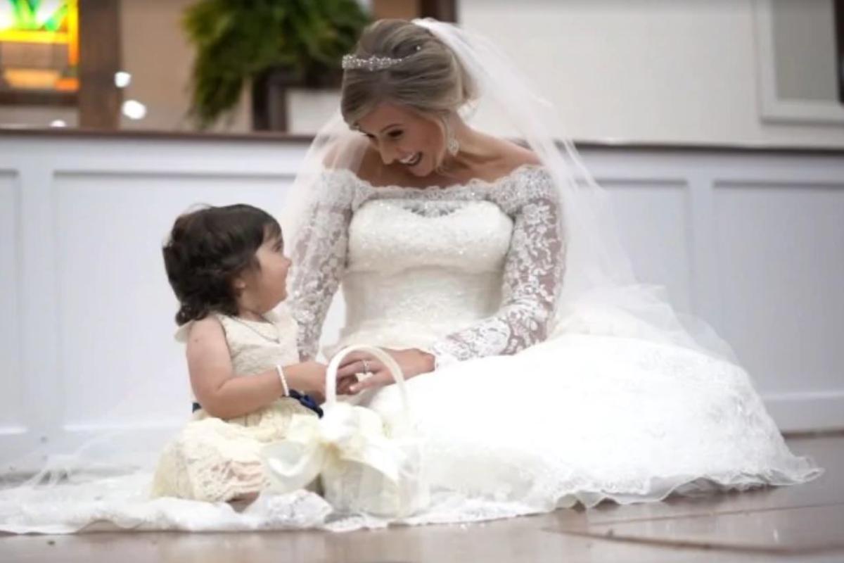 Skye Savren-McCormick, 3 anos, foi a daminha de honra do casamento de Hayden Ryals, que doou a medula óssea para Skye em 2016 para ajudá-la a combater a leucemia. | Patrick Martin — Washington Post