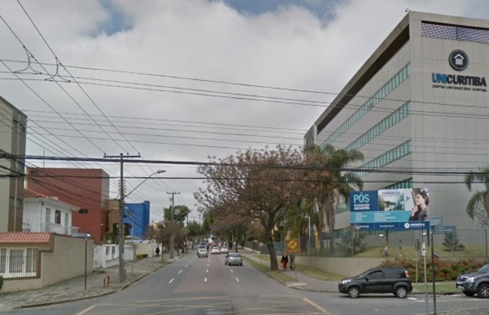 Ciclista morre atropelado por ônibus perto de universidade no bairro Rebouças Acidente foi na esquina das ruas Baltazar Carrasco dos Reis e Dembargador Westphalen, no Rebouças. | Google Maps/Reprodução