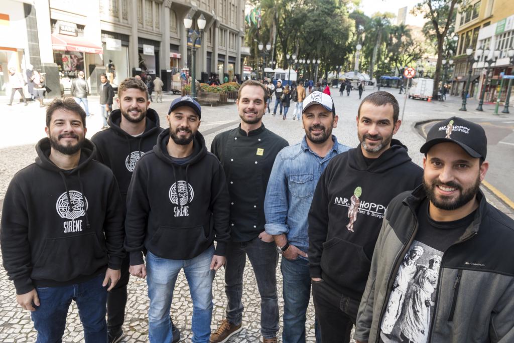 Afonso Natal, Lucas Lopes Mueller e Raphael Umbelino, do Bar Sirene, Joao Scalzo e Carlos Fracaro, do Choripan, e Vinicius Sampaio e Jose Netto, do Mr Hoppy e Porks. | Henry Milleo/Gazeta do Povo