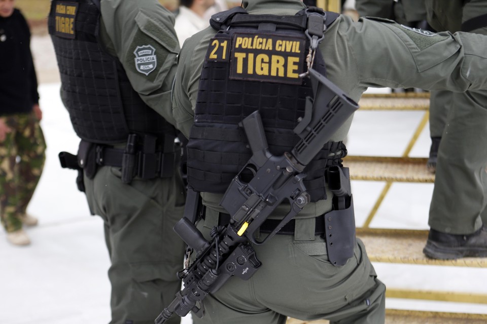 Policiais do Tigre encontraram R$ 250 mil em dinheiro com  a quadrilha, que gastava o dinheiro em carros e viagens de luxo. | Albari Rosa/Gazeta do Povo