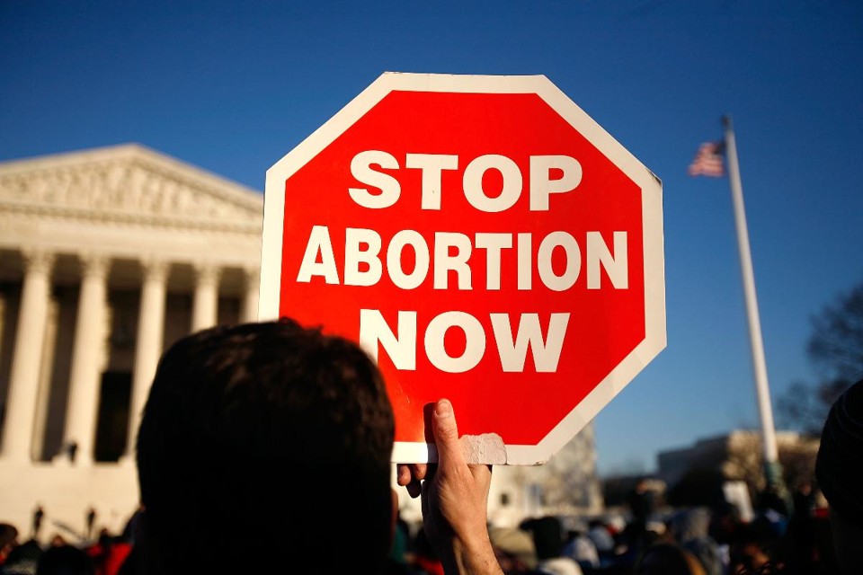 Estado não pode obrigar centros pró-vida a promoverem o aborto, decide Suprema Corte Durante protesto em frente à Suprema Corte dos EUA, ativista segura placa onde se lê “pare com o aborto agora”. | Alex Wong/AFP