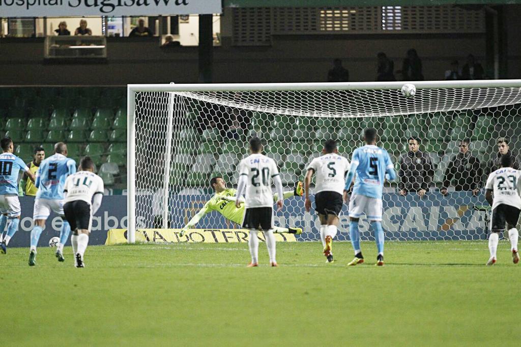 Thomaz cobra pênalti no travessão sob o olhar atento do ‘malandro’ goleiro Wilson. | Felipe Rosa/Tribuna do Paraná