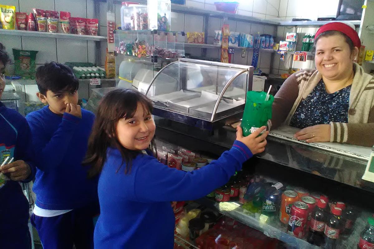 Estudantes da Escola Municipal Nazira Borges entregaram o item aos comércios da região e prometem voltar para fiscalizar a ação |