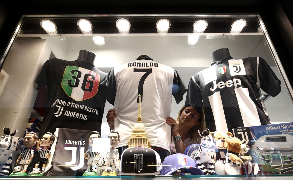 Camisa de Cristiano Ronaldo já está à venda em Turim. | ISABELLA BONOTTO/AFP
