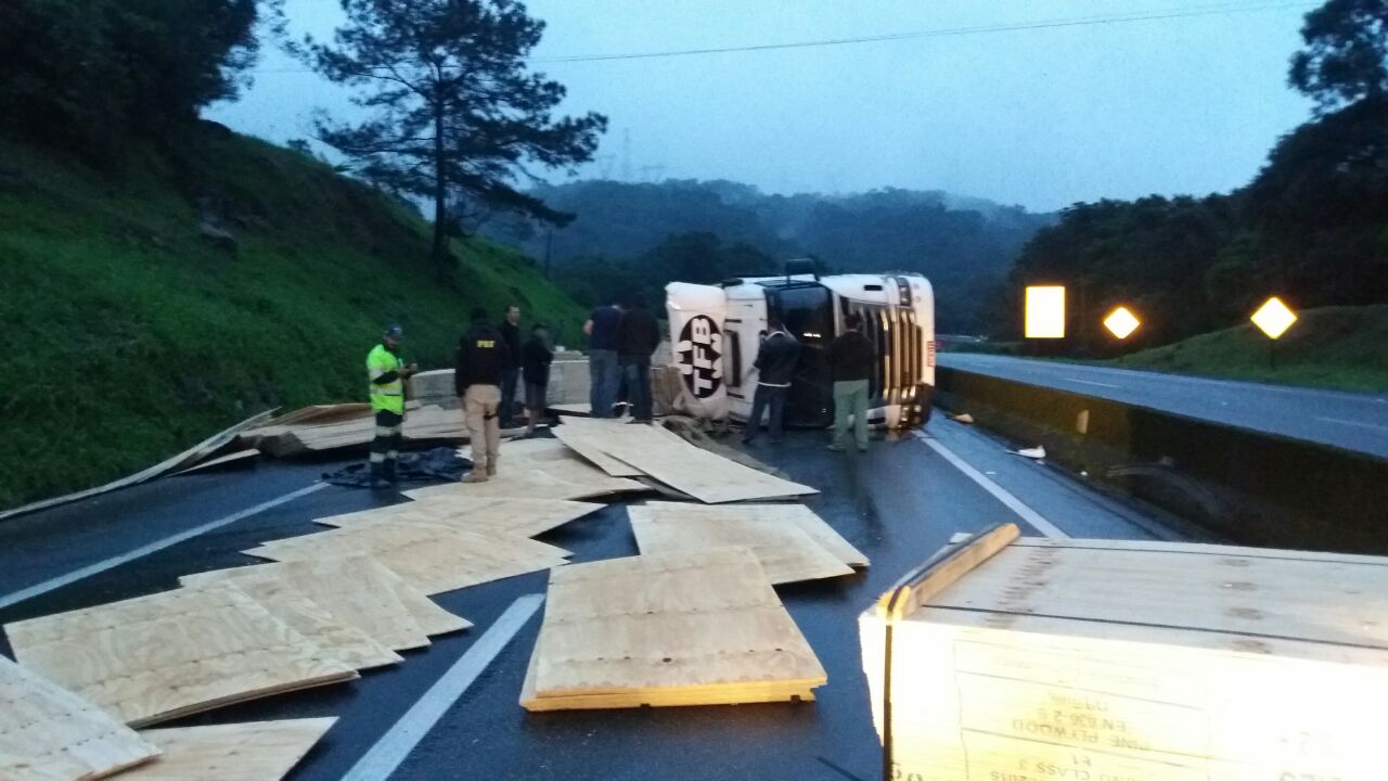Caminhão carregado com madeira tombou na BR-376. | PRF PR/Divulgação